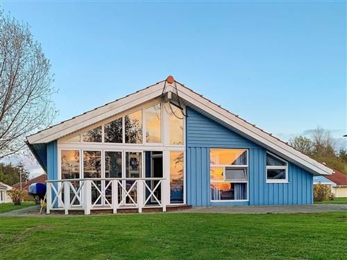 Tierfreies Ferienhaus AVALON in Otterndorf an der Nordsee mit blauem Holzhaus und Terrasse