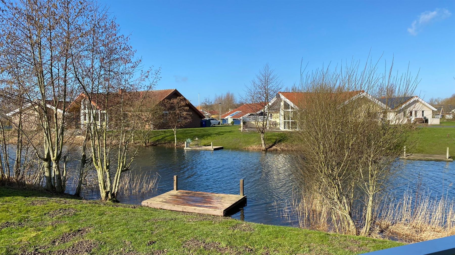 Eigener Bootssteg am See Achtern Diek beim Ferienhaus AVALON in Otterndorf an der Nordsee